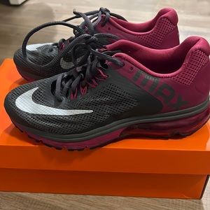 Nike air max womens 6.5 black and pink, barely worn!